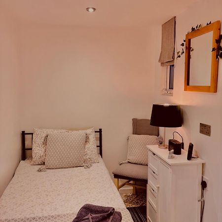 Private Access Small Room In Leicester Free Parking Drinks Exterior photo