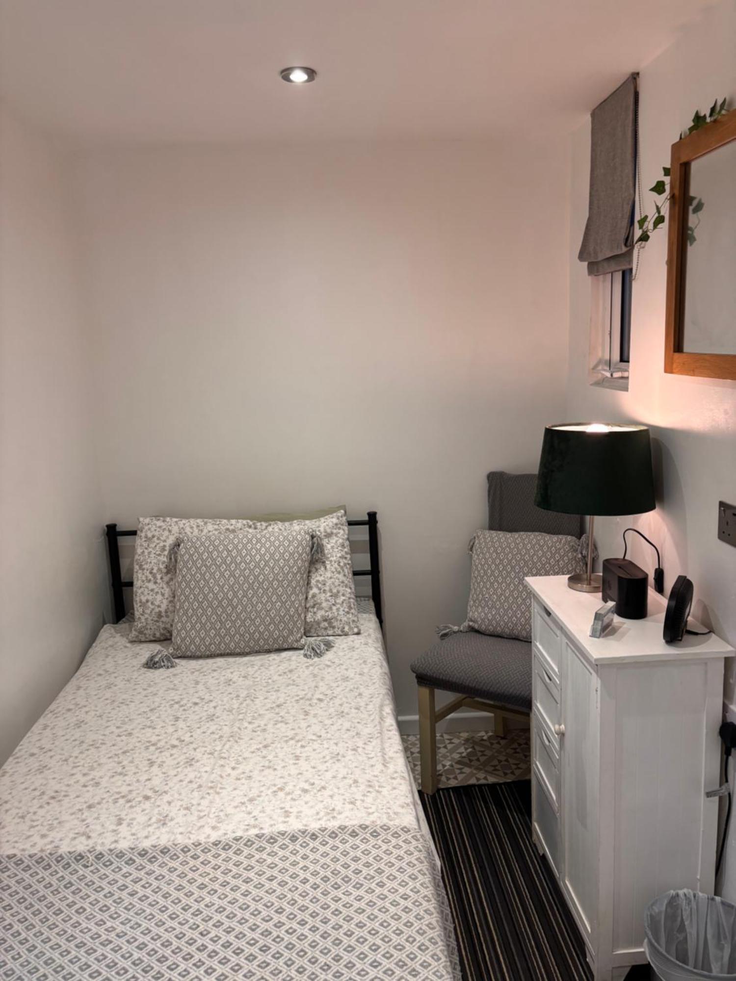 Private Access Small Room In Leicester Free Parking Drinks Exterior photo