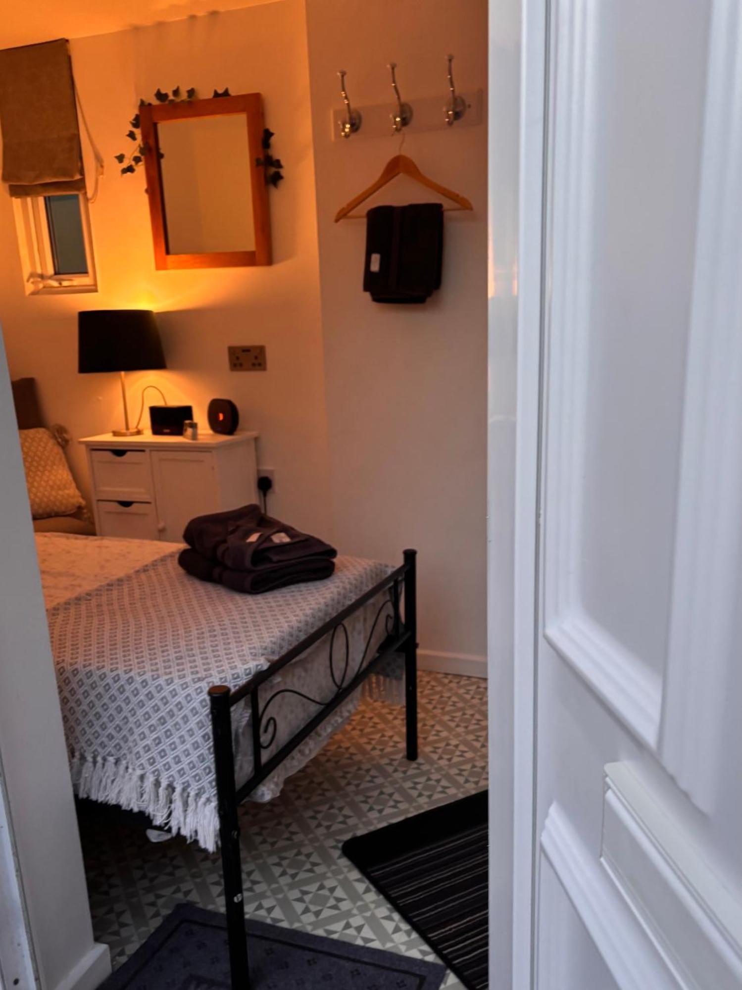 Private Access Small Room In Leicester Free Parking Drinks Exterior photo