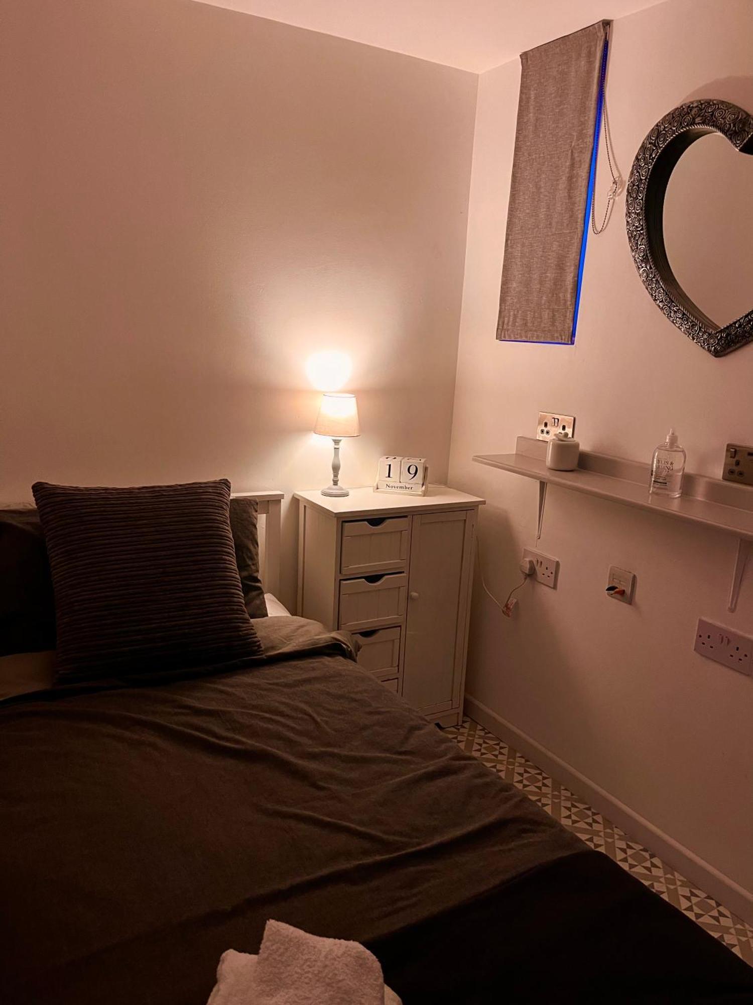 Private Access Small Room In Leicester Free Parking Drinks Exterior photo